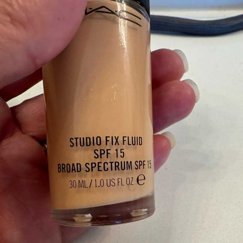 MAC Cosmetics Studio Fix Fluid Foundation - Medium Skin Cream